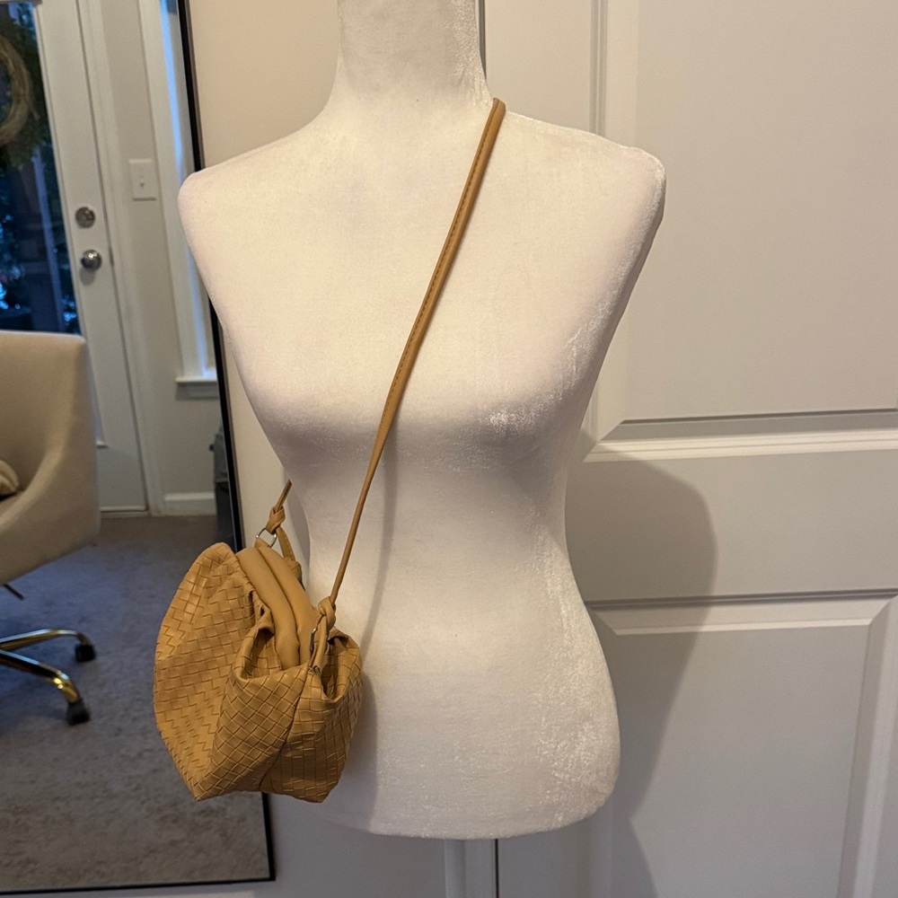 Elegant Tan Woven Shoulder Bag